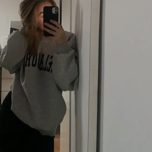 En tröja från ginatricot  - En jätte mjuk och skön sweatshirt från Ginatricot i storlek S!