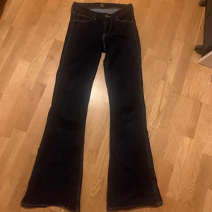 lowwaisted jeans från lee - så snygga lågmidjade bootcut jeans från lee, w27 l31. knappt använda helt i nyskick. blivit lite för små därför säljer jag dem. perfekt längd på mig som är 166. köp direkt för 200kr eller budgivning💕