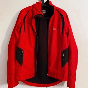 Röd jacka  - Röd vatten- och vindavvisande träningsjacka från Craft i storlek small. Väldigt bra träningsjacka i fint skick!!