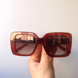 Solbrillor i lite retro vinröd färg💥 - Säljer mina supersnygga solbrillor! Perfekt nu till vårsolen🥰 Är i nytt skick, har inte en enda repa🌟 