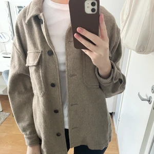 Jacka perfekt till våren, storlek xs💕 - Säljer nu denna jacka från zara! Den är i en fin brun färg och är perfekt nu till våren🤩 Den är i storlek xs. Pris från 175, hör av er vid frågor💕 Köparen står för frakten!