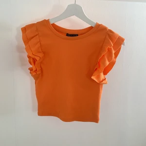 Jättefin volangtopp ifrån zara!🤍🤍 - Jättefin volangtopp ifrån zara!🥰 Tröjan är aldrig använd och är i nyskick! Säljer då den inte kommer till användning💓 tröjan är köpt förra sommaren och finns nu inte längre att köpa i denna färg på hemsidan💓💓