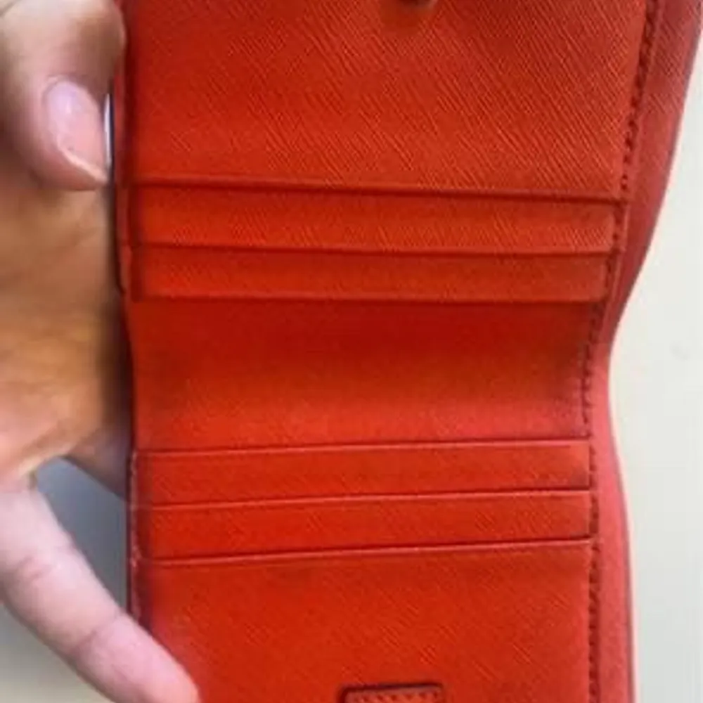 Blå plånbok från tory burch med orange insida. Nypris ca 3250 kr. Accessoarer.