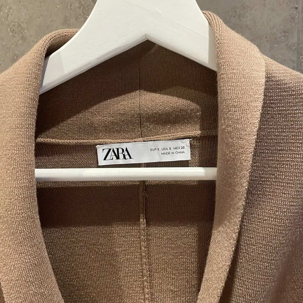 En jätteskön topp från Zara, man kan ha en polotröja under eller liknande. 🧚 . Blusar.