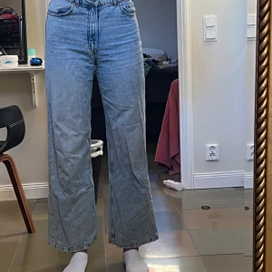 Jeans - Ett par gamla favoriter jag tyvärr blivit för lång för, verkligen så sköna och sitter helt rätt överallt.  Jag är 180 cm så passar nog bättre i längden på någon som är 177 eller kortare😊😊