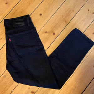 LEVI’S jeans W23 L26 - Sparsamt använda Levi’s jeans. Modell : wedgie straight. Raka, hög midja, lite stretch. Knappgylf.
