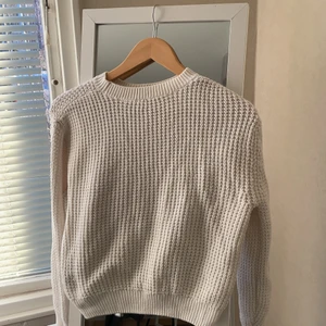 Stickad tröja - En helt vanlig vit stickad tröja i fint skick