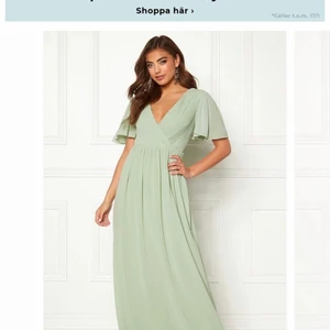 Balklänning - Klänning köpt på bubbelroom. Endast använd vid ett tillfälle. Den är uppsydd och jag är 165 cm lång.