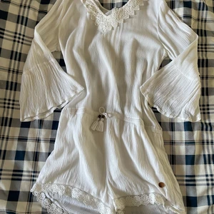 Byxdress  - vit byxdress med fina detaljer passar bra till sommaren och till firanden 