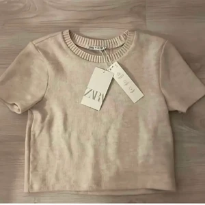 Soft tshirt zara - Snygg, mjuk, beige tshirt från zara. Storlek S. Möts i Stockholm eller fraktar (62kr). (Första bild lånad.) Buda eller köp direkt för bra pris! 