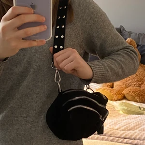 Connie bag från Gina Tricot  - Säljer min super snygga Connie bag från Gina! Väldigt lik Noella väskan. Väskan har fyra fack och du får plats med allt du vill ha med dig i den. Den har också ett väldigt fint axelband med små silvriga knappar. Jag säljer väskan då den inte har kommit till användning. Jag köpte den för 349 och kommer därför sälja den för 300 direkt! Annars startar budgivningen på 240 kr, köparen står även för frakten!