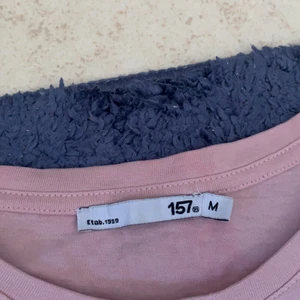 Rosa T-shirt från Lager 157 - Rosa T-shirt från Lager 157. Storlek M. Använda enstaka gånger. 