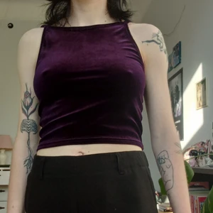 velvet crop top - en lila/vinröd topp i krossat sammet (slätt och lent, bra kvalitet). toppen är i mycket fint skick. passar bäst på strl s och xs.                                                                  jag möts upp i Malmö, annars betalar köparen en mindre summa för frakt. DMa för frågor/detaljer osv. 💌