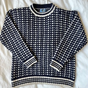 Vintage stickad tröja  - 🌸FINNS ANNONSEN KVAR FINNS TRÖJAN KVAR🌸 Jättemysig vintage stickad tröja med det populära ”lusekofta/fiskartröja” mönstret. Jättefint skick! 100% ull. Står ingen storlek men sitter lite konstigt/ liten på mig som är 168cm och har L.  Skriv privat för fler bilder och ifall fler är intresserade blir det budgivning. Läs även mina villkor om ni är intresserade! 