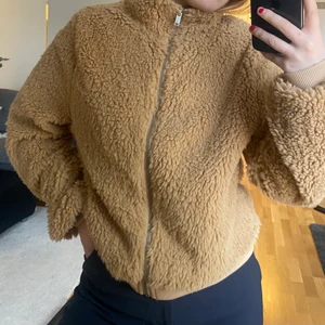 Teddyjacka/tröja strl L - Superfin och trendig teddyjacka som antingen går ha som tunn jacka eller tjockare kofta! 💘 storlek L men jag tycker den sitter bra på mig som är S vanligen. Säljer pga flytt 