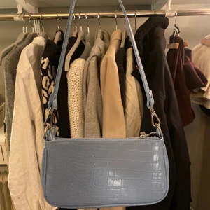 Blå väska  - Så gullig väska, perfekt nu till våren! I nyskick 💕