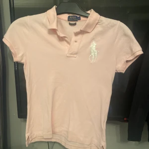 Ralph Lauren polo strl S - Säljer eftersom att det inte är min stil. Den är i bra skick och normal i storleken. Nypris 500kr