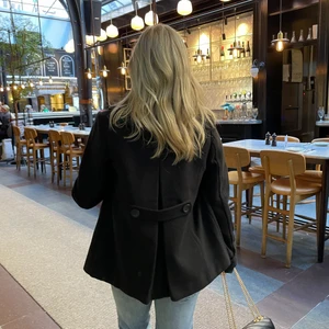 Kort kappa - Säljer nu mina favoritkappor!! Har 2 stycken en i stl 36 och en i stl 38, men tycker de sitter nästintill likadant på! Verkligen SÅ fina och passar till alla tillfällen. De är köpta på H&m för något år sedan för ca 699kr st. Säljes endast vid bra bud! JACKA I STL 36 SÅLD, JACKA I STL 38 FINNS KVAR