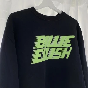 Billie eilish merch  - Mysig svart billie tröja i storlek Xs. Använd fåtal gånger, som ny