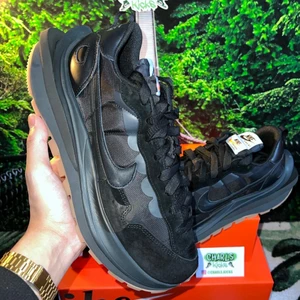 Nike x Sacai VaporWaffle Black Gum ♣️ - Nike x Sacai VaporWaffle Black Gum ♣️  Storlek: -44.5  Pris:3499kr 