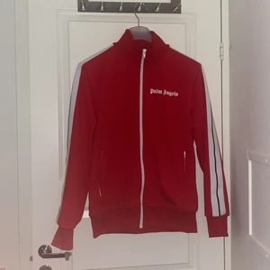 Palm angels tröja röd  - Röd Palm angels tröja köpt från kicksnuff i Gbg. 