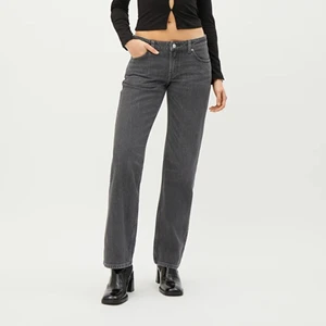 Weekday jeans - Svarta lågmidjade weekday jeans i modellen Arrow, helt oanvända pga att dom var för små! Frakten igår ej
