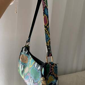 Snygg och färgglad väska från shein, älskar och piffa upp outfiten med en färgglad väska 💗 den är 25 cm lång och 15 cm hög