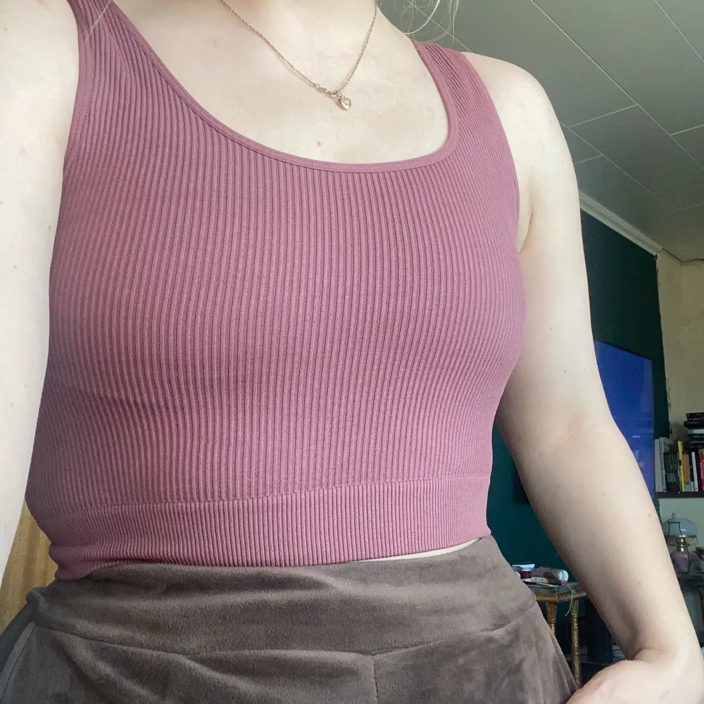 Croptop från bikbok. Tjockt material och det är dubbelt över bysten så jag kan gå utan bh utan att det syns. Känns lite som en träningstopp men jag vet inte. Aldrig använd. Frakt tillkommer och jag erbjuder alltid spårbar frakt.. Toppar.