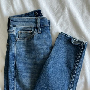 Hollister Jeans - Knappt använda byxor i nyskick då de är lite förkorta på mig. De är väldigt stretchiga och är i stl 0S, midjan är 24 och längden är 26