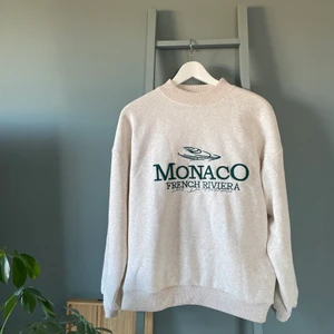 Chiquell sweater - Tröja från Chiquell som inte motsvarade mina förväntningar. den va lite större och oversized än va ja trodde. Går upp lite i halsen. Annars jättemjuk och stor i armarna. Skulle passa en M som vill ha oversized. Jag är 174 cm och har S i vanliga fall.😍 Använd 1 gång och köpt för 399kr.