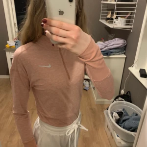 Tunn träningsjacka nike runner XS - Rosa tunn träningsjacka i fint skick med dragkedja. Obs (Jackan är instoppad i byxorna på bilden). Nypris ca 400 kr.