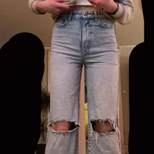 Jeans - Ett par jeans från Gina mer hål i som är väldigt snygga men de är lite för små för mig plus att de är väldigt gör kosta för mig. Är 178. Om du är under 170 är de nog perfekta på dig. Kan endast leverera och ni står för frakten och jag tar Swish. De är typ ljusblå och är köpta förra året på hösten och använda Max 10 gånger eftersom att de är för korta. Skriv om ni är intresserade ❣️💕 de kostade 400kr