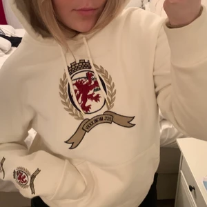 Tommy Hilfiger Hoodie - Säljer min brors TH hoodie! Därmed är den större i storleken!💕 Skriv vid intresse eller frågor!