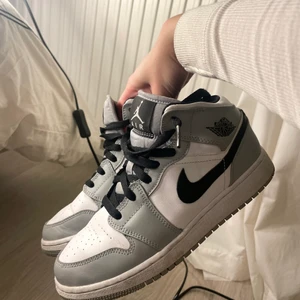 Air jordan 1 Mid light smoke grey  - Köpta för två år sedan för 3000kr. Är i hyfsat skick men dock lite creasade. Startade budgivning då det var en del intresserade! 