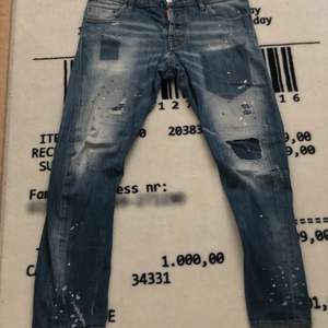 DSquared jeans: Nypris ca 6000kr säljes för 2500kr, storlek 48. Nyskick, enbart använd vid 2-3 tillfällen! 
