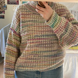 Stickad tröja från topshop  - En jättefin stickadtröja från topshop i storlek M. Den är i väldigt bra skick och säljs för att den inte är min stil. 