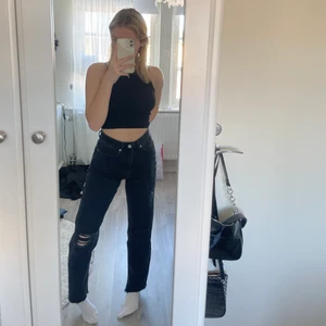 Na-kd - Skit snygga jeans från na~kd stl 34, jag är cirka 154 cm lång. Frakt står köparen för 💗 de ärmhålen på knäna 