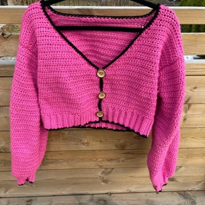 Virkad Cardigan - Rosa handgjord croopad cardigan med svart kant. Går antingen att ha öppen eller stängd. Skulle säga att den passar en M men passar även andra storlekar beroende på hur man vill att den ska sitta. 😊💖