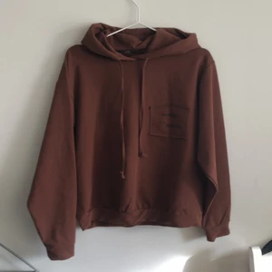 Brun hoodie - Brun hoodie från boohoo, använd 1 gång.