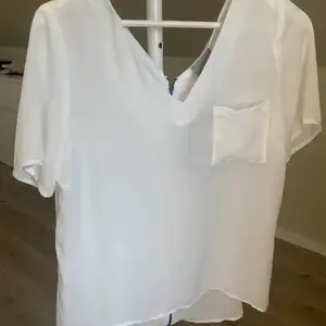 En supersöt vit skjorta från Vero Moda, säljer då den aldrig kom till användning. Prislapp kvar! Snygg nu till sommaren✨✨