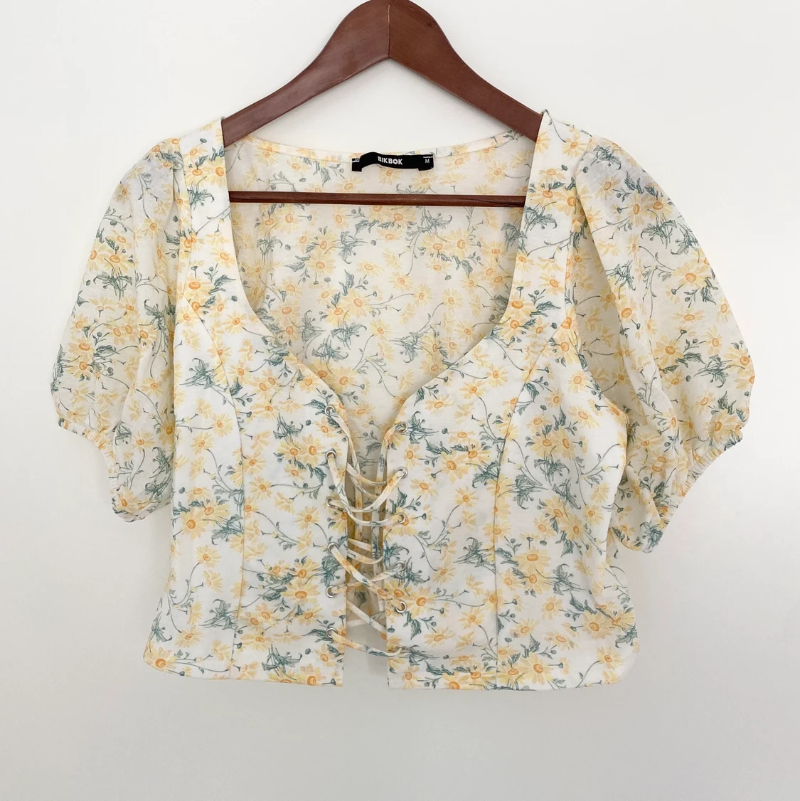 Gul blommig topp med snörning 