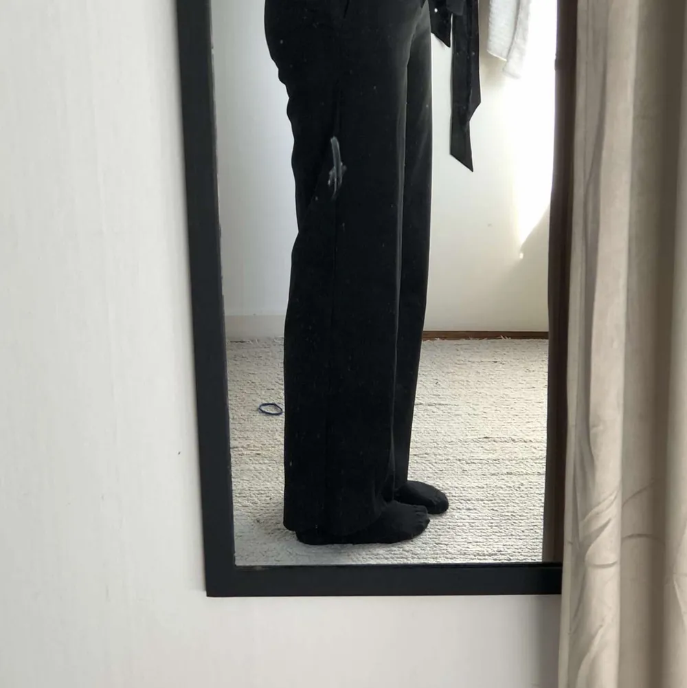 Dessa svarta kostymbyxor är ifrån Lindex i storlek 36, byxorna är i väldigt fint skick!!. Jeans & Byxor.