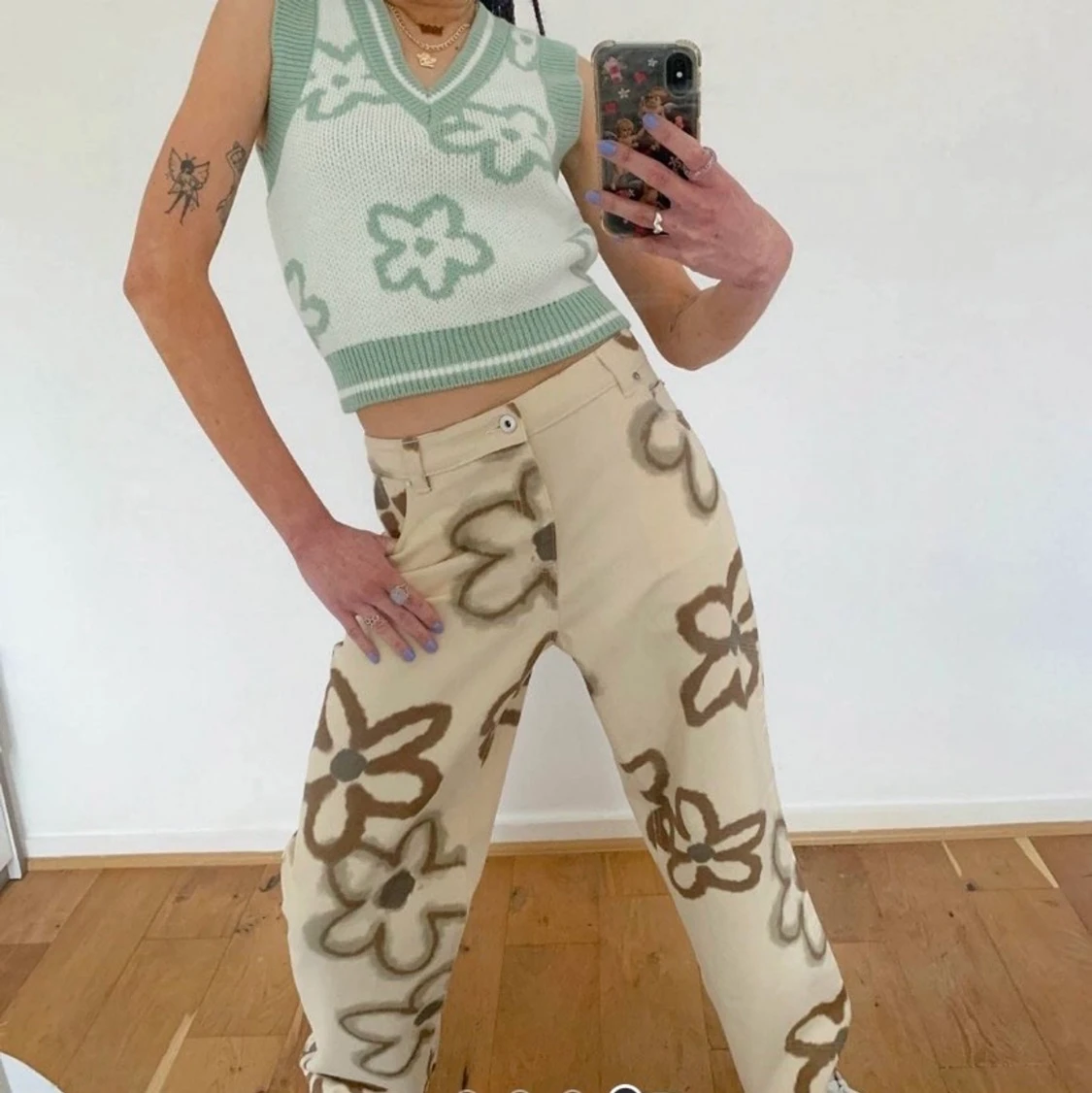 Blommig stickad väst - 90