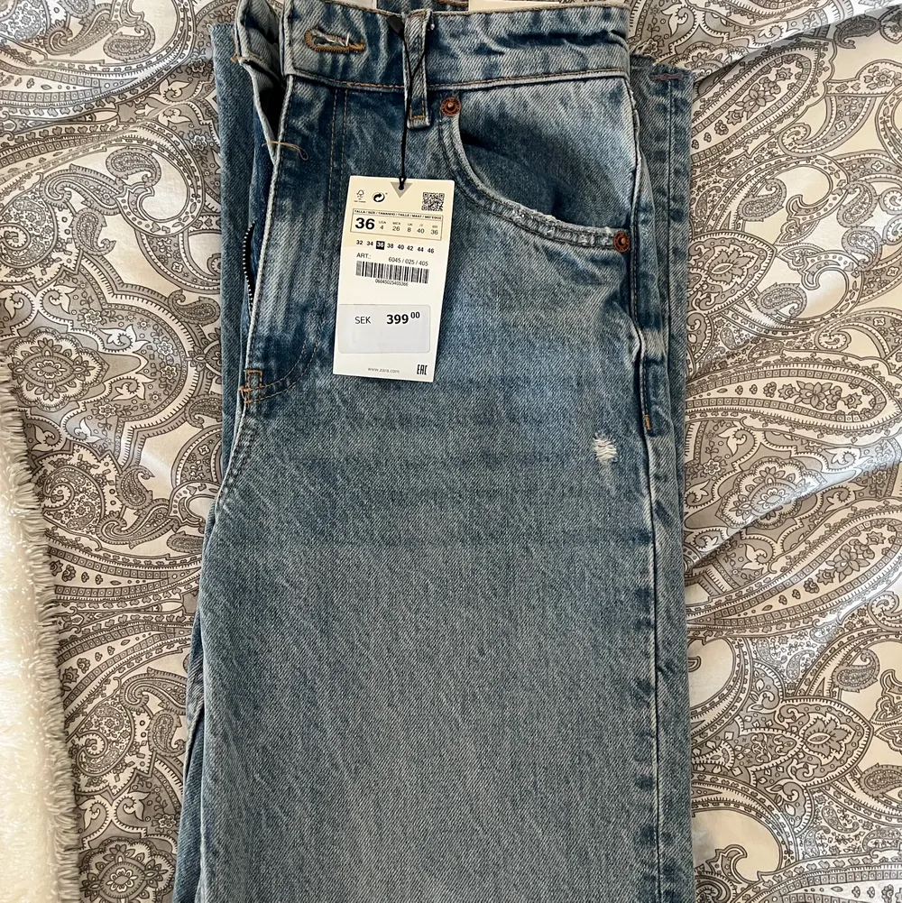 Helt oanvända jeans från Zara, lappen sitter kvar. Modellen är med raka ben och hål vid knäna💞kan skickas.  Storlek: 36/S. Jeans & Byxor.