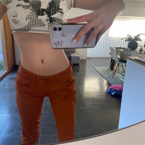 Lågmidjade oranga byxor S / M - Lågmidjade / lowwaist orangea byxor i storlek 28 / M -S. Meddela mig för fler bilder! Kan mötas upp i Stockholm. Okej skick. 