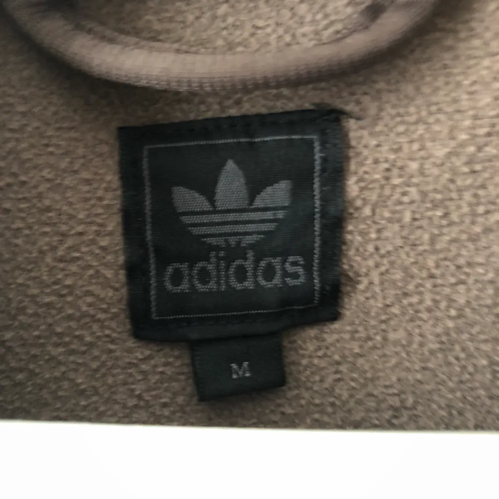 Brun vintage adidas zip hoodie, säljer då jag inte får någon användning av den . storlek m m en passar s också Köptes för ca 600kr döljer den för 300kr kan gå ner i pris vid snabb affär 💕 kan mötas i Uppsala annars står köparen för frakten ! 📦 ❤️. Tröjor & Koftor.