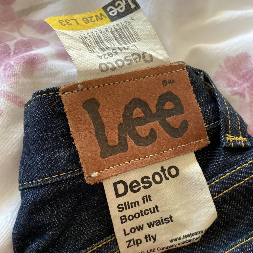 Intressekoll på mina lågmidjade jeans från lee modellen ”Desoto”. Byxorna är köpta här på plick men de är dessvärre för stora för mig. De är mörkblå och har gula/beiga sömmar och är lite utsvängda nertill. Hör av dig vid frågor eller om du vill ha fler bilder på jeansen💓 Köparen står för frakten😋. Jeans & Byxor.