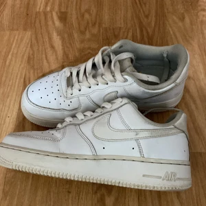 Nike Air force 1 - Nike air force 1 storlek 38 köpt den för 1249kr från Nike säljs nu för 350kr+frakt. Har använts men är ändå fräscha. Skriva för mer info♥️