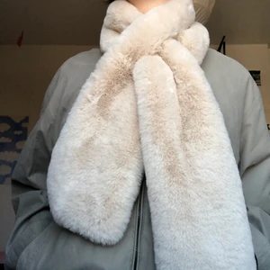 Halsduk i fuskpäls - Beige halsduk i fuskpäls i nyskick! Jättemysig och varm👏🏻