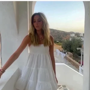 Vit zara klänning  - Säljer nu min fina klänning från zara! Jätte fint skick! Så fin till sommaren och skönt matrial! HELT SLUTSÅLD!!!! Säljer för 350kr eller högsta bud
